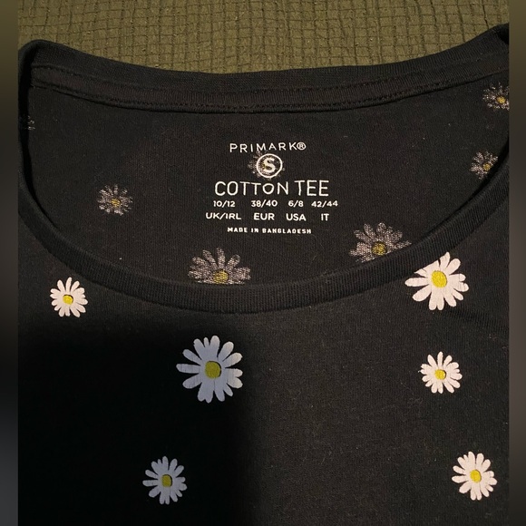 Primark Tee with Daisy Pattern - Picture 2 of 2